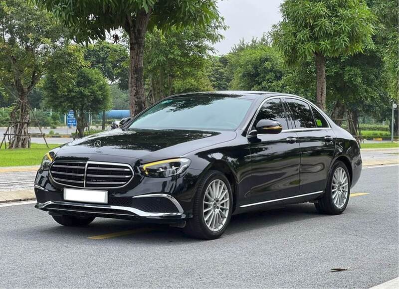 Xe Mercedes sang trọng phục vụ hội nghị cao cấp
