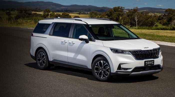 Việc thuê xe không chỉ giúp giảm bớt nỗi lo lái xe đường dài mà còn tối ưu chi phí